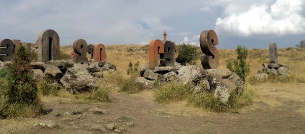 Памятник армянскому алфавиту расположен на восточном склоне горы Арагац в Ошакане - Sputnik Армения