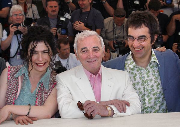 Арсине Ханджян, Шарль Азнавур и Атом Эгоян на фотоколле фильма Арарат в рамках 55-го Каннского международного кинофестиваля (20 мая 2002). Канны - Sputnik Армения