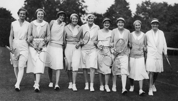 Ида Адамова (вторая справа) с участницами Уимблдонского турнира, 1931 год - Sputnik Արմենիա