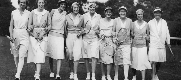 Ида Адамова (вторая справа) с участницами Уимблдонского турнира, 1931 год - Sputnik Армения