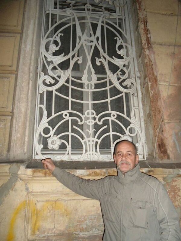 Правнук Александра Мелик-Азарянца Александр у дома в Тбилиси - Sputnik Армения