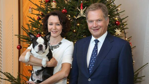Президент Финляндии Саули Ниинисте с супругой и собакой Ленну - Sputnik Армения