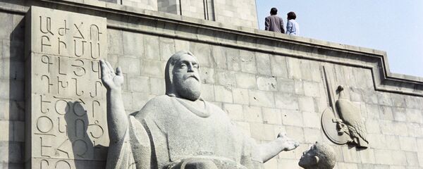 Памятник Месропу Маштоцу и его ученику у книгохранилища Матенадаран Памятник Месропу Маштоцу и его ученику у книгохранилища Матенадаран - Sputnik Արմենիա