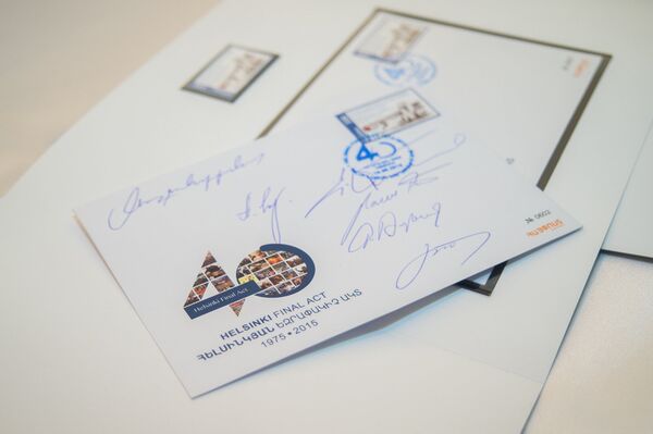 Почтовая марка к 40-летию Хельсинкского заключительного акта, погашенная в Ереване Почтовая марка к 40-летию Хельсинкского заключительного акта, погашенная в Ереване - Sputnik Армения