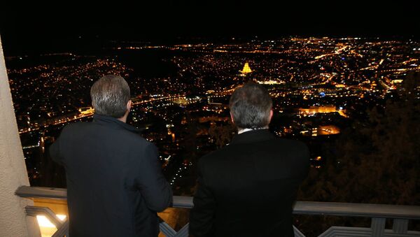 Премьер-министры Армении и Грузии Карен Карапетян и Георгий Квирикашвили любуются вечерним Тбилиси - Sputnik Արմենիա