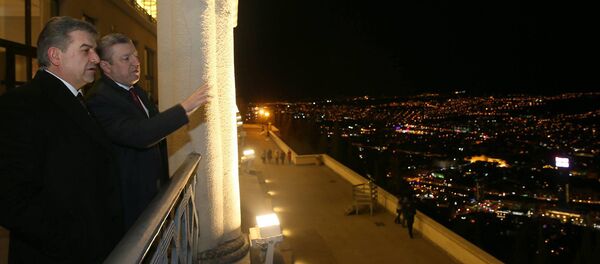 Премьер-министры Армении и Грузии Карен Карапетян и Георгий Квирикашвили любуются вечерним Тбилиси - Sputnik Армения