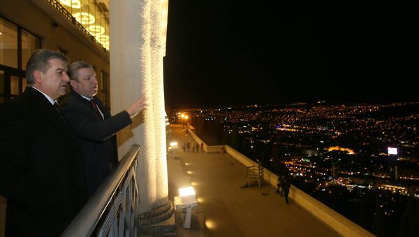 Премьер-министры Армении и Грузии Карен Карапетян и Георгий Квирикашвили любуются вечерним Тбилиси - Sputnik Արմենիա