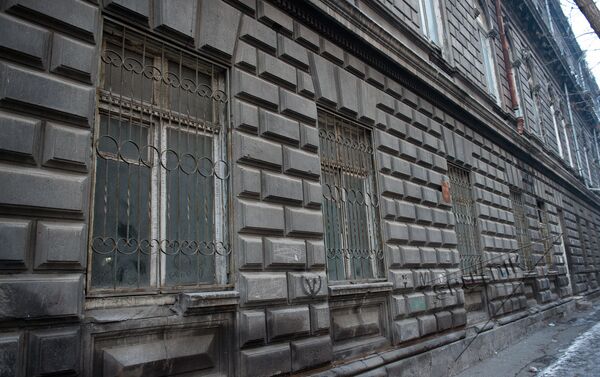 Արամի 54 հասցեում գտնվող շենքը, որտեղ ժամանակին տեղակայված է եղել Երևանի պետական բանկը - Sputnik Արմենիա