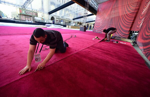 Աշխատողները պատրաստում են կարմիր գորգը «Օսկար» կինոմրցանակի ամենամյա  89-րդ արարողության  համար - Sputnik Արմենիա