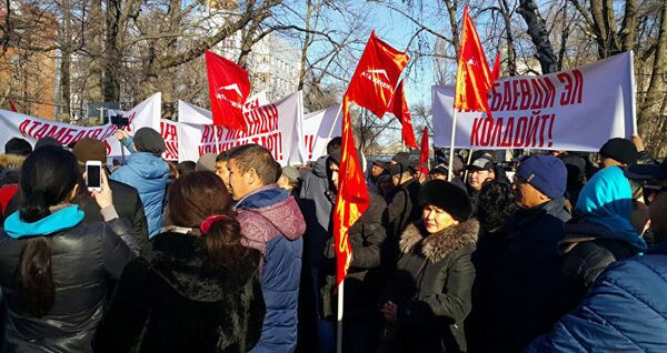 Сторонники Текебаева у здания ГКНБ - Sputnik Армения