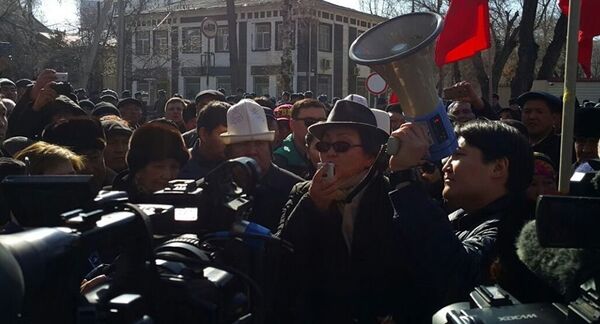 Сторонники Текебаева у здания ГКНБ - Sputnik Армения