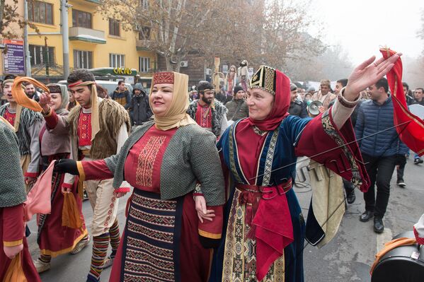 Праздничное шествие и народные гулянья, приуроченные к церковному празднику Бун Барекендан‎, прошли в Ереване. - Sputnik Армения