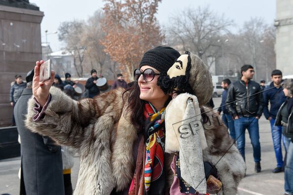 Участники праздничного шествия заразили хорошим настроением всех вокруг себя. - Sputnik Армения