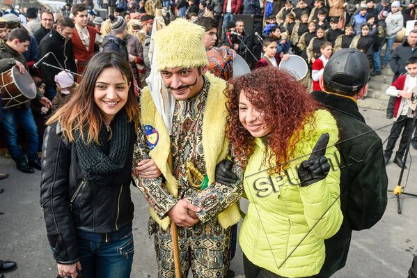 К веселью присоединились также жители близлежащих домов и водители машин, которые сигналили, махали руками и радовались вместе с участниками праздничного шествия. - Sputnik Армения
