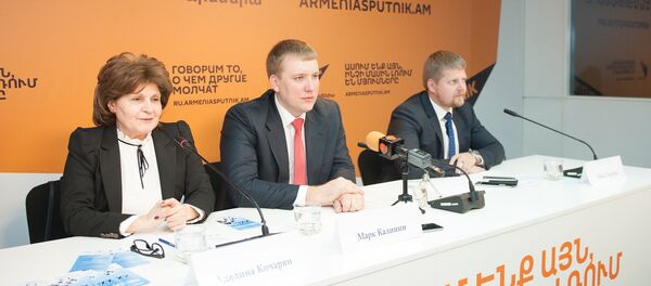 Аделина Кочарян, Марк Калинин и Иван Телегин. П/к на тему открытия выставки Образование XXI век - Sputnik Армения