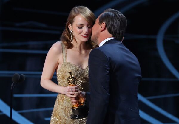 Леонардо Ди Каприо поздравляет победителя в номинации Лучшая актриса Эмму Стоун - Sputnik Армения