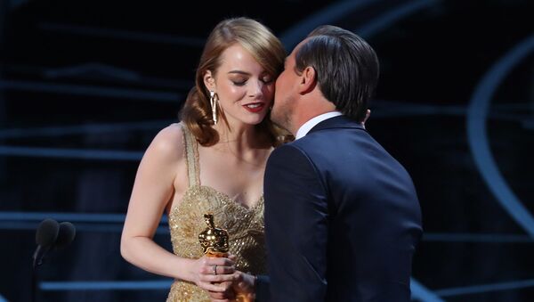 Леонардо Ди Каприо поздравляет победителя в номинации Лучшая актриса Эмму Стоун  - Sputnik Армения