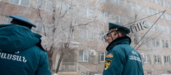 Учебная тренировка МЧС Армении: Организация защиты  студентов и сотрудников в случае внезапного нападения противника - Sputnik Արմենիա