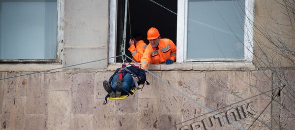 Учебная тренировка МЧС Армении: Организация защиты студентов и сотрудников в случае внезапного нападения противника Учебная тренировка МЧС Армении: Организация защиты студентов и сотрудников в случае внезапного нападения противника - Sputnik Армения