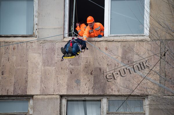 Учебная тренировка МЧС Армении: Организация защиты студентов и сотрудников в случае внезапного нападения противника Учебная тренировка МЧС Армении: Организация защиты студентов и сотрудников в случае внезапного нападения противника - Sputnik Արմենիա