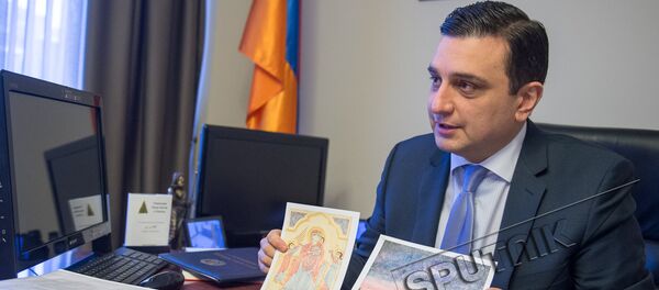 Акция медицинского университета Армении: Армен Мурадян показывает подарочные открытки, сделанные военнослужащими Акция медицинского университета Армении: Армен Мурадян показывает подарочные открытки, сделанные военнослужащими - Sputnik Армения