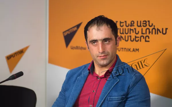 Рекордсмен Артем Солоян в пресс-центре Sputnik Армения Рекордсмен Артем Солоян в пресс-центре Sputnik Армения - Sputnik Армения