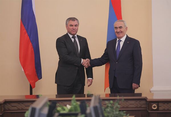 Спикер Госдумы России Вячеслав Володин со своим армянским коллегой Галустом Саакяном Спикер Госдумы России Вячеслав Володин со своим армянским коллегой Галустом Саакяном - Sputnik Армения