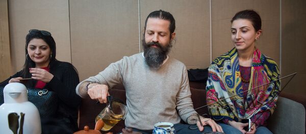 Рузан Тоноян и Грант Дандуров на выставке Китайские басни: рисуют армянские дети в Национальной детской библиотеке имени Хнко-Апера, организованная совместно с посольством КНР - Sputnik Армения