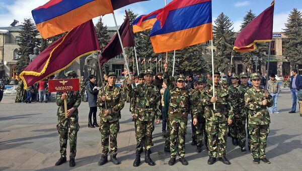 Церемония принесения присяги юными добровольцами Союза Еркрапа в Гюмри - Sputnik Армения