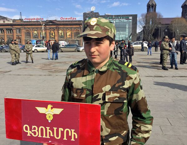 Бабкен Саргсян. Церемония принесения присяги юными добровольцами Союза Еркрапа в Гюмри Бабкен Саргсян. Церемония принесения присяги юными добровольцами Союза Еркрапа в Гюмри - Sputnik Արմենիա