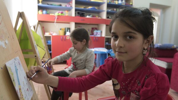 Асмик Вирабян. Дети присоединились к акции изготовления подарочных открыток, сделанных армянскими военнослужащими - Sputnik Армения