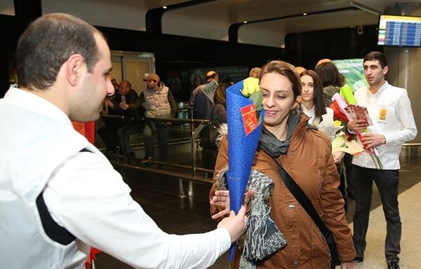 Мэрия Еревана преподнесла подарки женщинам в аэропорту Звартноц - Sputnik Армения