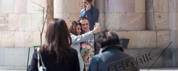 8 марта в Ереване. Влюбленная пара делает селфи - Sputnik Армения