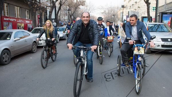 Акция Велосипедное 8 марта в Ереване. Грачья Ростомян и Арман Антонян - Sputnik Արմենիա