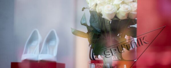 Цветы. 8 марта. Белые розы Цветы. 8 марта. Белые розы - Sputnik Армения