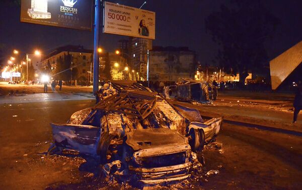 Сожженные в ходе беспорядков на улицах Батуми машины - Sputnik Армения