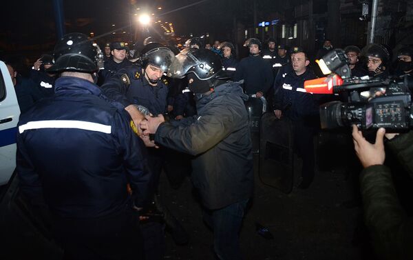 Сотрудники полиции задерживают одного из участников беспорядков в Батуми - Sputnik Армения