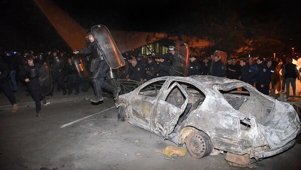 Полиция наводит порядок на улицах Батуми после начала погромов участниками стихийной акции протеста - Sputnik Армения