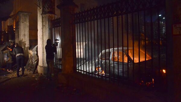 Оператор одного из грузинских телеканалов снимает сожженные в ходе беспорядков в Батуми машины - Sputnik Армения