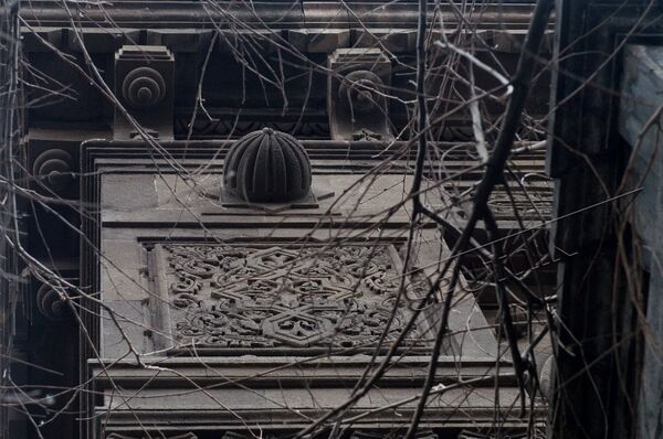 Свой среди чужих на улице Абовяна, или Как малярийный дом может сотворить историю страны Свой среди чужих на улице Абовяна, или Как малярийный дом может сотворить историю страны - Sputnik Армения