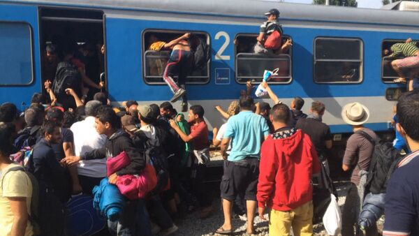 СПУТНИК_Беженцы через окна лезли в поезд, направляющийся в столицу Хорватии - Sputnik Արմենիա