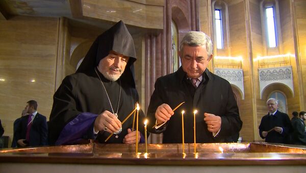 Президент Армении Серж Саргсян зажог свечу в Кафедральном соборе Святого Преображения - Sputnik Армения