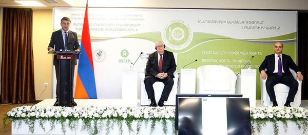 Премьер-министр Карен Карапетян на открытии форума Безопасность продуктов питания - право потребителя Премьер-министр Карен Карапетян на открытии форума Безопасность продуктов питания - право потребителя - Sputnik Արմենիա