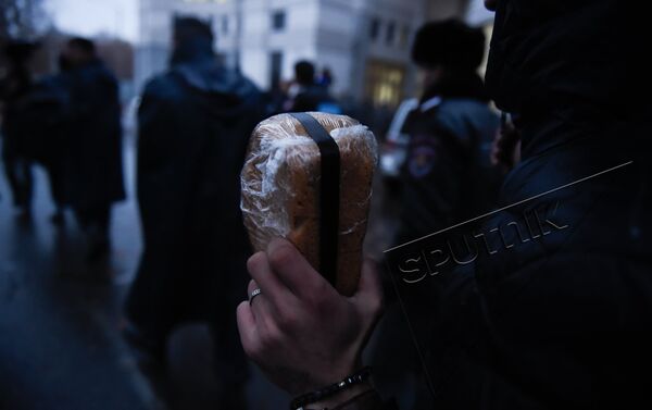 Ի հիշատակ «Հաց բերողի». ցուցարարները երթի են դուրս եկել Երևանում - Sputnik Արմենիա