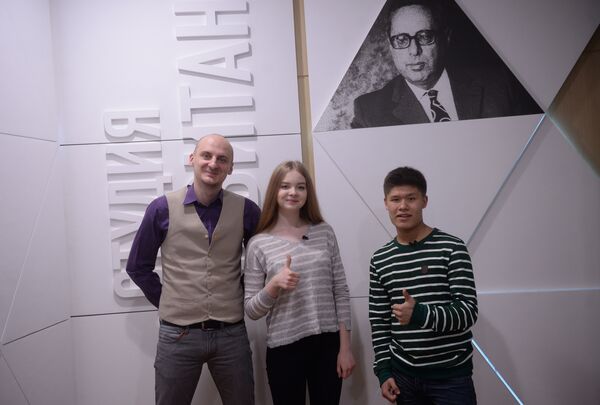 Анастасия Кравченя, Владислав Лоскутов и обозреватель радиовещания Sputnik на русском языке Алексей Красильников Анастасия Кравченя, Владислав Лоскутов и обозреватель радиовещания Sputnik на русском языке Алексей Красильников - Sputnik Армения