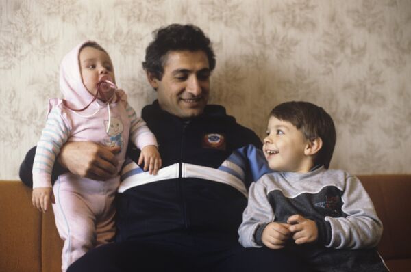 Заслуженный мастер спорта СССР (1977), рекордсмен мира по тяжелой атлетике, чемпион Олимпийских игр (1980), многократный чемпион мира, Европы и СССР в весовой категории до 82,5 кг Юрий Варданян с сыновьями - Sputnik Армения