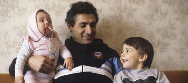 Заслуженный мастер спорта СССР (1977), рекордсмен мира по тяжелой атлетике, чемпион Олимпийских игр (1980), многократный чемпион мира, Европы и СССР в весовой категории до 82,5 кг Юрий Варданян с сыновьями - Sputnik Արմենիա