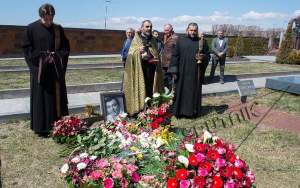 Деятели искусства в годовщину смерти тенора Гегама Григоряна посетили Пантеон имени Комитаса - Sputnik Армения