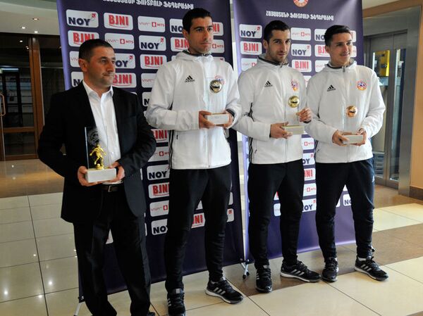 Церемония награждения победителей в номинациях Лучший футболист и Лучший тренер Церемония награждения победителей в номинациях Лучший футболист и Лучший тренер - Sputnik Армения