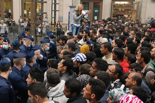 Беженцы на вокзале Келети в Будапеште - Sputnik Армения